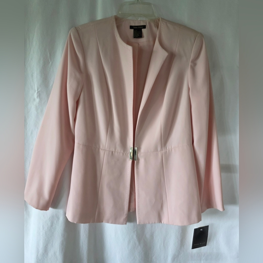 Tara Ryan Size 6 Pale Pink Silky-like Crepe Material Jacket.